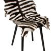 På billedet ser du Gedeskind, Zebra print. fra brandet Preform i en størrelse B: 60 cm. L: 100 cm. i farven Sort/Hvid