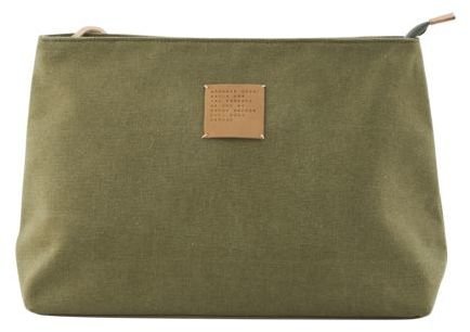 På billedet ser du variationen Toilet taske fra brandet House Doctor i en størrelse 32 x 12 cm. x H: 24 cm. i farven Armygrøn