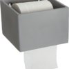 På billedet ser du variationen Cement, Toiletpapirholder fra brandet House Doctor i en størrelse 14,7 x 15 cm. x H: 10 cm. i farven Grå