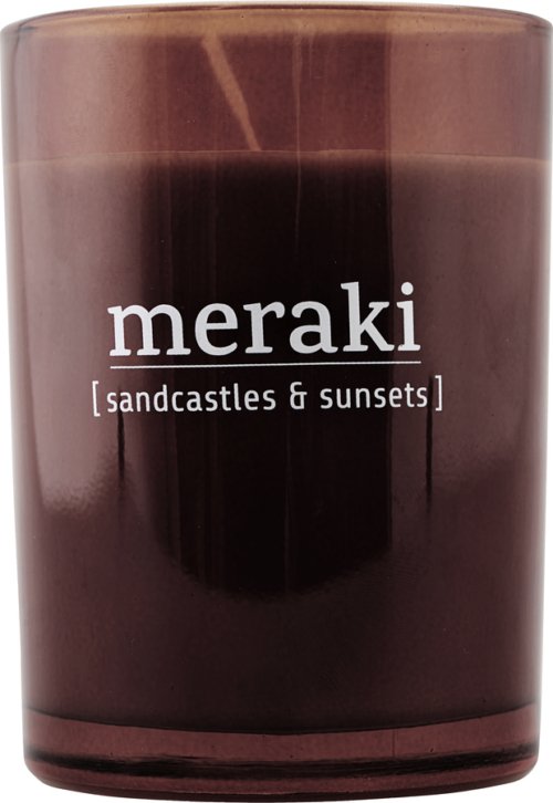 På billedet ser du variationen Duftlys, Sandcastles & Sunsets fra brandet Meraki i en størrelse Ø: 8 cm. H: 10,5 cm. i farven Brændt henna