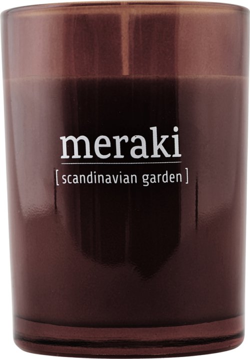 På billedet ser du variationen Duftlys, Scandinavian Garden fra brandet Meraki i en størrelse Ø: 8 cm. H: 10,5 cm. i farven Brændt henna