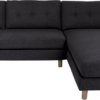 På billedet ser du variationen Lyby, Sofa med chaiselong fra brandet Nordby i en størrelse Højrevendt i farven Mørkegrå