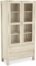 På billedet ser du et stemningsbillede (#8) fra Harrington, Vitrineskab, Egetræ fra brandet Raymond & Hallmark i en størrelse H: 190 cm. B: 100 cm. i farven Hvid (oileret)