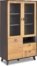 På billedet ser du et stemningsbillede (#12) fra Eastgate, Vitrineskab, Egetræ fra brandet Raymond & Hallmark i en størrelse H: 181 cm. B: 97 cm. i farven Natur/Grå