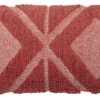 På billedet ser du variationen Cozy, Pude i flot mønster, Bomuld, Rød fra brandet Creative Collection i en størrelse B: 35 cm. L: 60 cm. i farven Rød