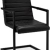 På billedet ser du Prior, Spisebordsstol med armlæn, PU-læder fra brandet Raymond & Hallmark i en størrelse H: 93 cm. B: 53 cm. L: 66 cm. i farven Sort