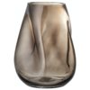 På billedet ser du variationen Ingolf, Vase, glas fra brandet Bloomingville i en størrelse H: 26 cm. B: 18 cm. L: 19.5 cm. i farven Brun