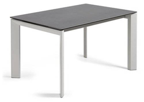 På billedet ser du variationen Axis Ceramic, Udtrækkeligt spisebord, moderne, keramisk fra brandet LaForma i en størrelse H: 76 cm. B: 140 cm. L: 90 cm. i farven Sort/Grå