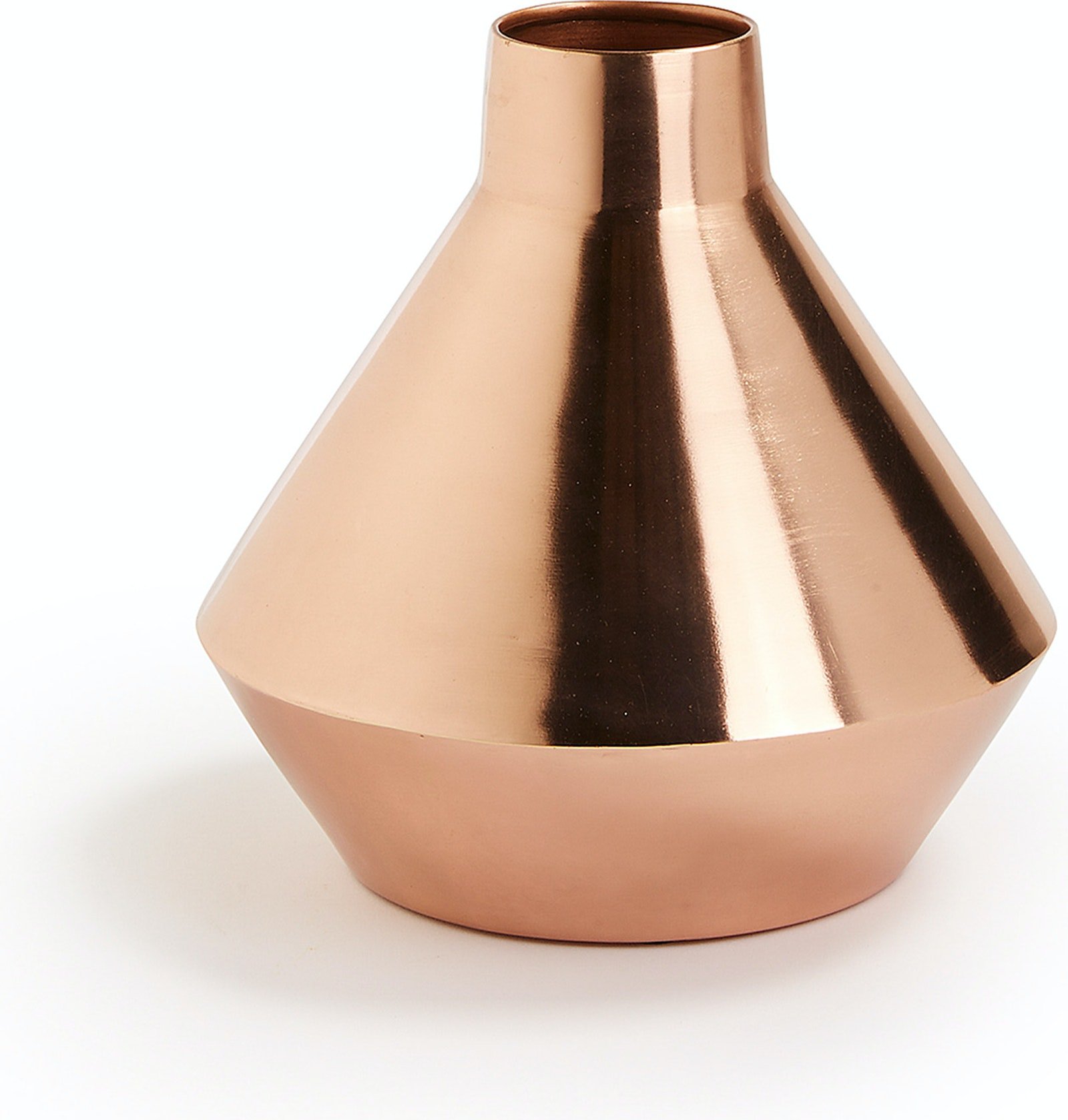 På billedet ser du variationen Carlyn, Vase, vintage, nordisk, metal fra brandet LaForma i en størrelse H: 22 cm. B: 23 cm. L: 23 cm. i farven Kobber