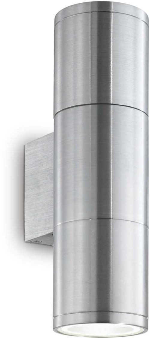 På billedet ser du variationen Gun, Udendørs væglampe, Ap2, aluminium fra brandet Ideal Lux i en størrelse H: 21 cm. x B: 11 cm. x L: 6 cm. i farven Aluminium