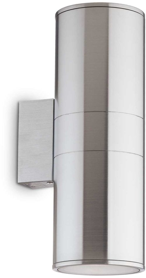 På billedet ser du variationen Gun, Udendørs væglampe, Ap2, aluminium fra brandet Ideal Lux i en størrelse H: 31 cm. x B: 15 cm. x L: 11 cm. i farven Aluminium