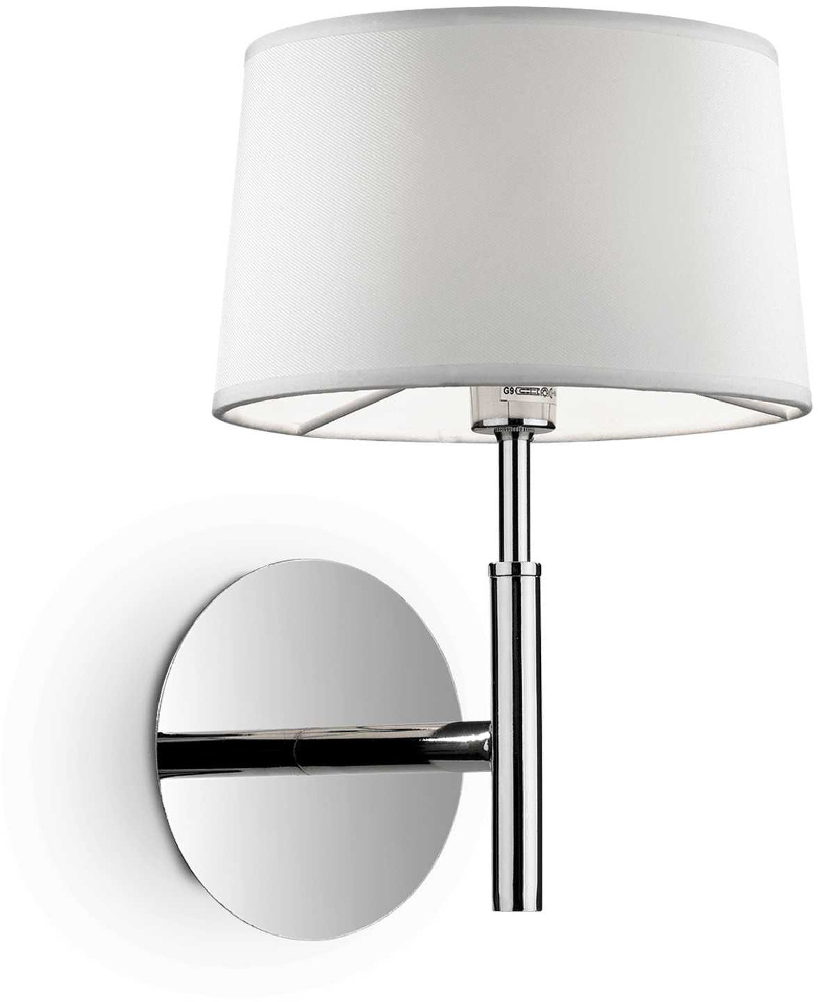 På billedet ser du Hilton, Væglampe, Ap1, metal fra brandet Ideal Lux i en størrelse H: 26 cm. x B: 22 cm. x L: 18 cm. i farven Hvid/Krom