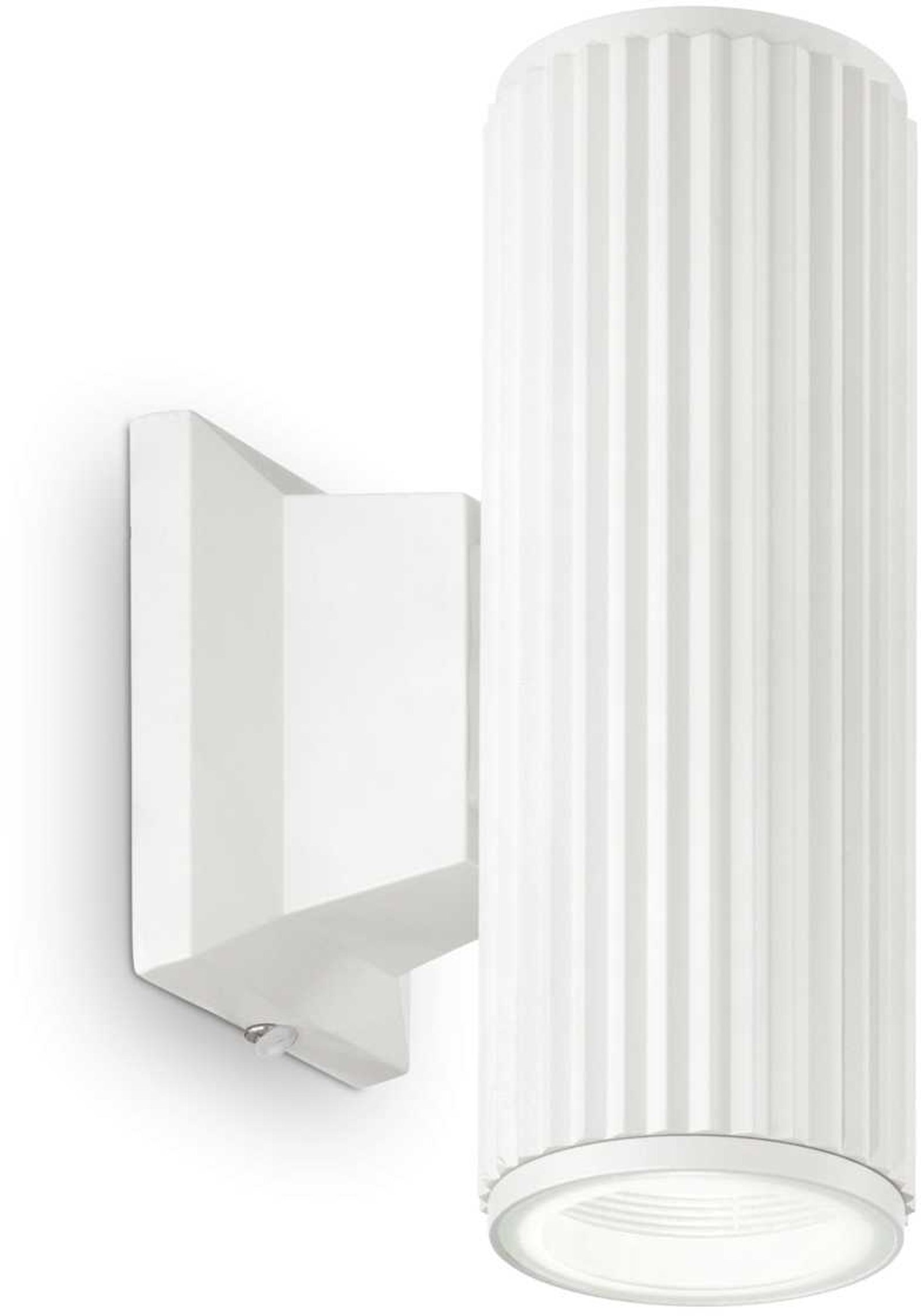 På billedet ser du variationen Base, Udendørs væglampe, Ap2, aluminium fra brandet Ideal Lux i en størrelse H: 18 cm. x B: 11 cm. x L: 6 cm. i farven Hvid