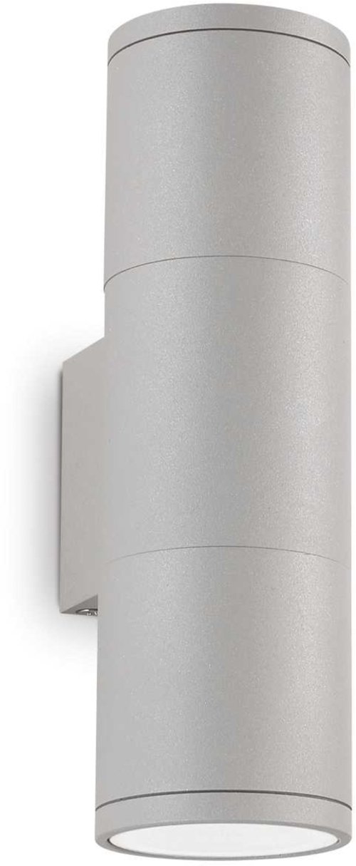 På billedet ser du variationen Gun, Udendørs væglampe, Ap2, aluminium fra brandet Ideal Lux i en størrelse H: 21 cm. x B: 11 cm. x L: 6 cm. i farven Grå
