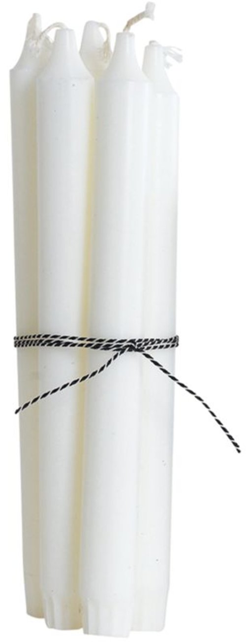 På billedet ser du variationen Kronelys, stearin fra brandet House Doctor i en størrelse D: 2,3 cm. x H: 24 cm. i farven Hvid