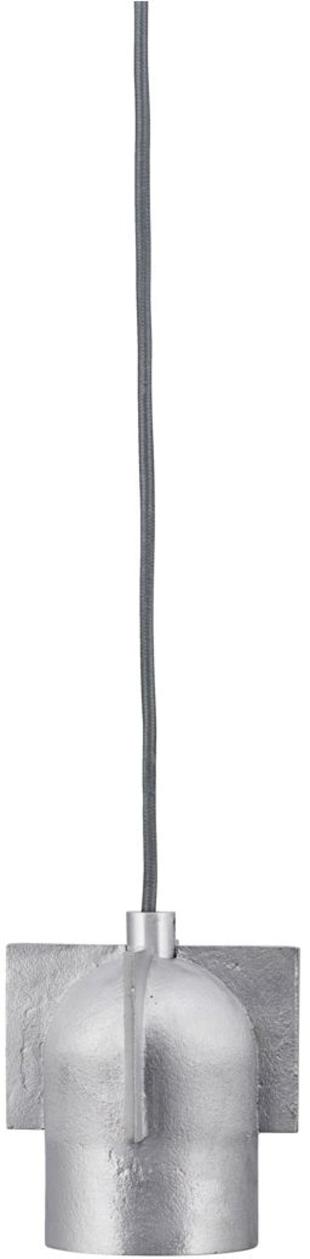 På billedet ser du Akola, Lampe, aluminium fra brandet House Doctor i en størrelse D: 9 cm. x H: 12,5 cm. i farven Børstet sølv
