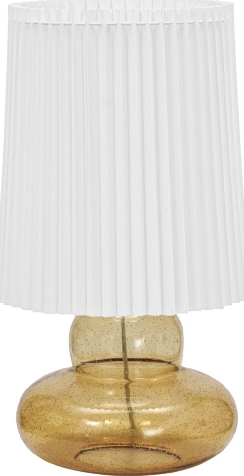 På billedet ser du variationen Ribe, Bordlampe inkl. lampeskærm fra brandet House Doctor i en størrelse D: 27,5 cm. x H: 55 cm. i farven Amber