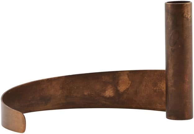 På billedet ser du variationen Ambur, Lysestage, jern fra brandet House Doctor i en størrelse H: 11 cm. L: 18 cm. i farven Antik brun