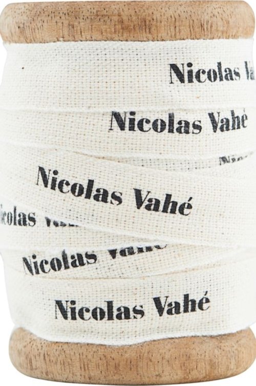 På billedet ser du variationen Bånd m. sort tekst, Bomuld fra brandet Nicolas Vahé i en størrelse B: 1,5 cm. x L: 200 cm. i farven Hvid