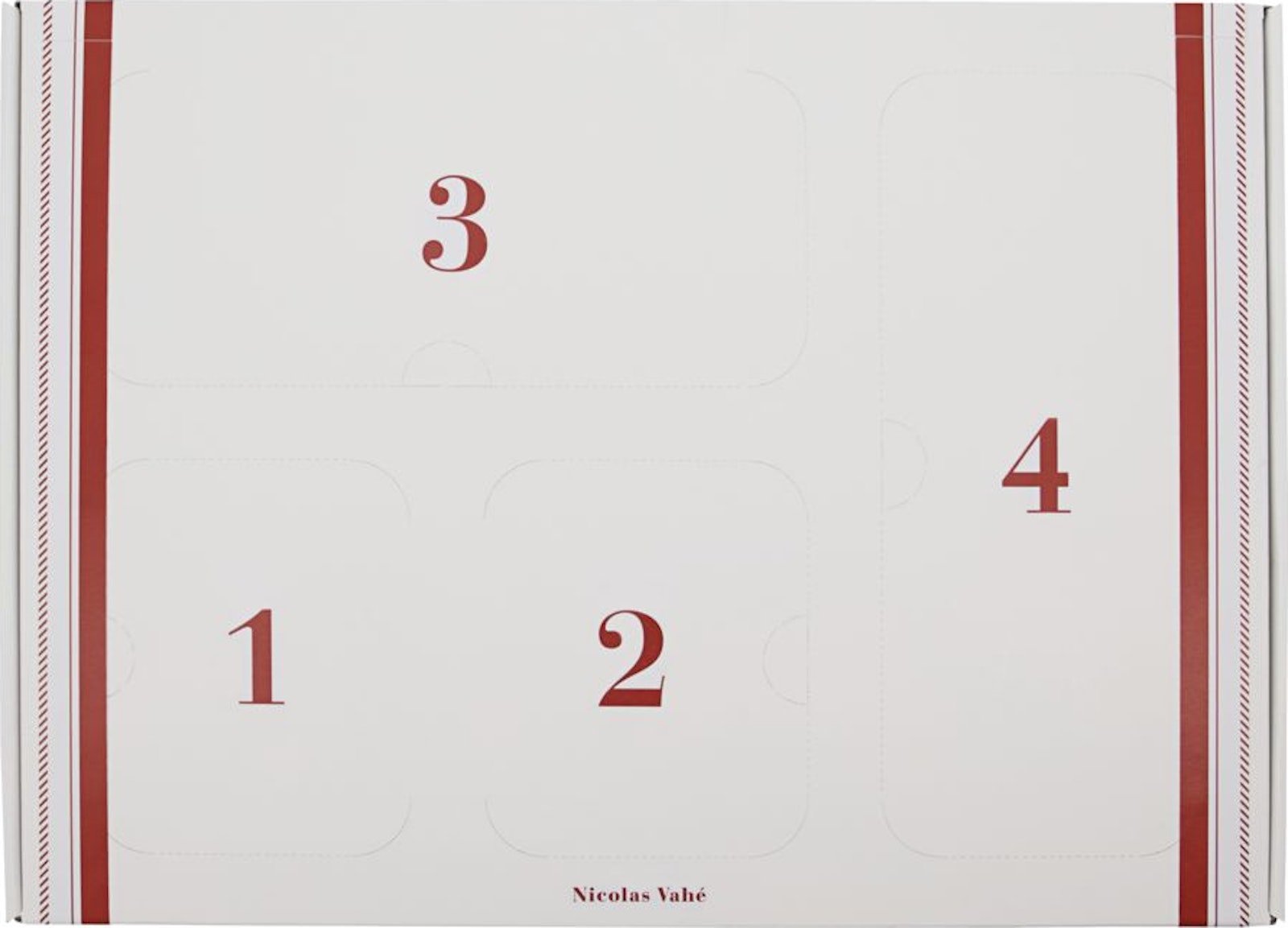 På billedet ser du variationen Gaveæske, Advent box fra brandet Nicolas Vahé i en størrelse H: 8 cm. x B: 31 cm. x L: 43 cm. i farven Hvid/Rød