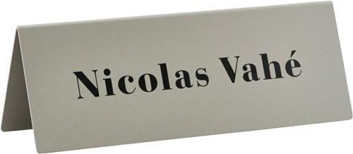 På billedet ser du variationen A Sign fra brandet Nicolas Vahé i en størrelse H: 9.5 cm. B: 7.5 cm. L: 28 cm. i farven Grå