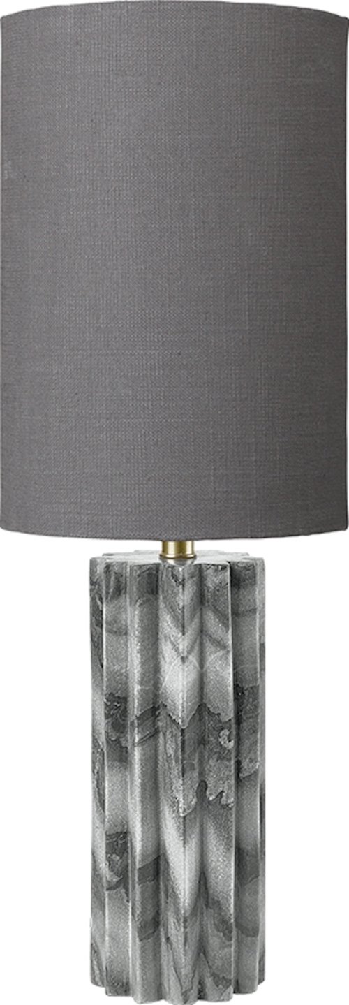 På billedet ser du variationen Sila, Lampe med Lampeskærm, Marmor fra brandet Cozy Living i en størrelse D: 16,5 cm. x H: 63,5 cm. x B: 10 cm. i farven Grå