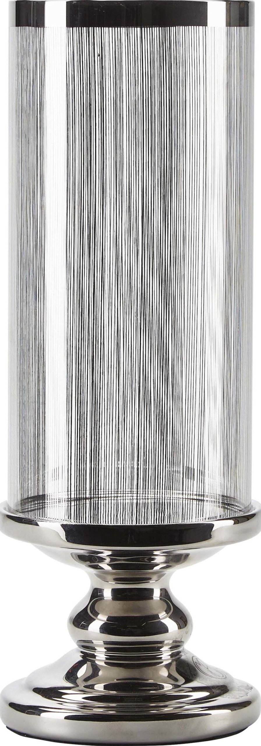 På billedet ser du variationen Lanterne, Dolomit, Glas fra brandet Margit Brandt i en størrelse D: 13 cm. x H: 35,5 cm. i farven Sølv