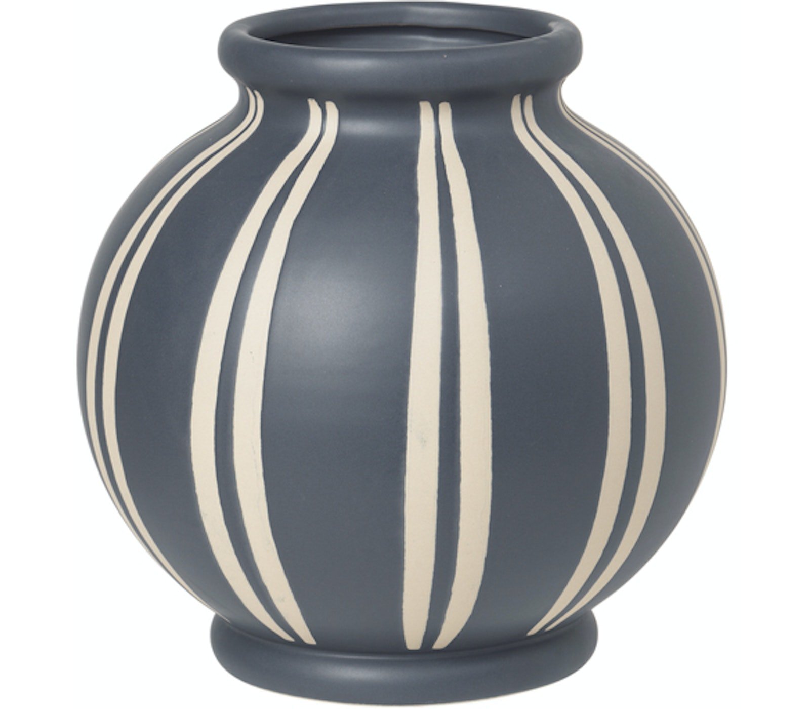 På billedet ser du variationen Wilma, Vase, Keramik fra brandet Broste Copenhagen i en størrelse D: 24,5 cm. x H: 24,5 cm. i farven Blå/hvid