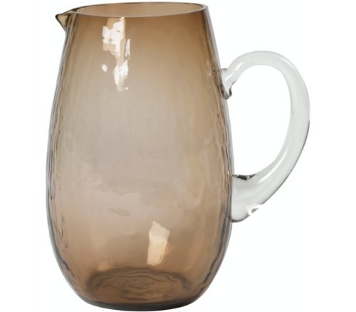 På billedet ser du variationen Hammered, Kande, Glas fra brandet Broste Copenhagen i en størrelse D: 14 cm. x H: 22 cm. x B: 10 cm. x L: 15 cm. i farven Brun