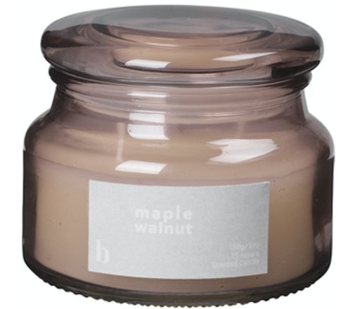På billedet ser du variationen Maple walnut, Duftlys, Paraffinvoks, glas fra brandet Broste Copenhagen i en størrelse D: 10 cm. x H: 8 cm. i farven Rosa