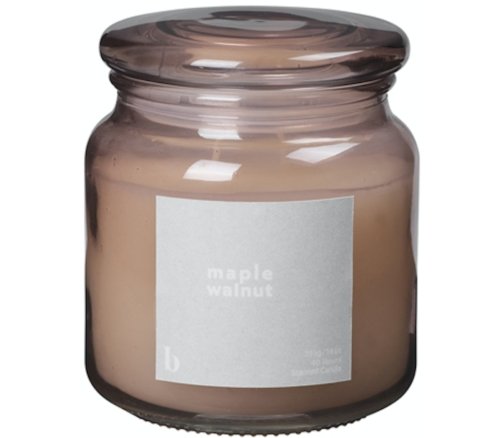 På billedet ser du variationen Maple walnut, Duftlys, Paraffinvoks, glas fra brandet Broste Copenhagen i en størrelse D: 10 cm. x H: 11,5 cm. i farven Rosa