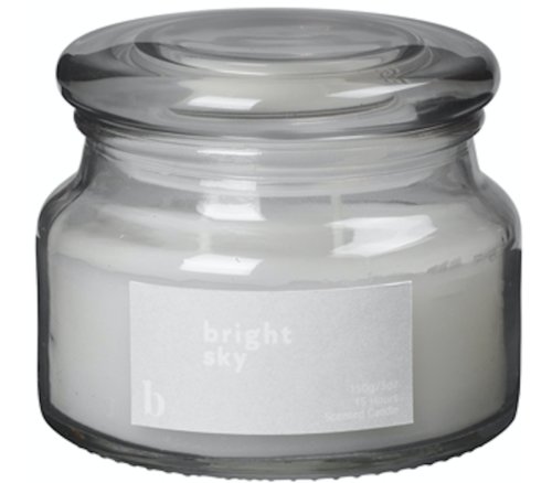 På billedet ser du variationen Bright sky, Duftlys, Paraffinvoks, glas fra brandet Broste Copenhagen i en størrelse D: 10 cm. x H: 8 cm. i farven Klar/grå