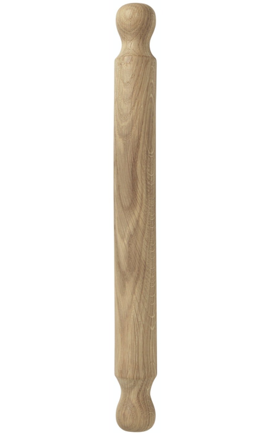 På billedet ser du variationen Olina, Kagerulle, Egetræ fra brandet Broste Copenhagen i en størrelse D: 4 cm. x L: 40 cm. i farven Natur
