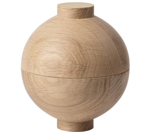 På billedet ser du variationen Wooden Sphere, Opbevaringskrukke, Eg fra brandet Kristina Dam i en størrelse D: 12 cm. x H: 15 cm. i farven Natur