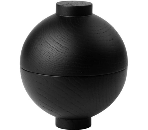 På billedet ser du variationen Wooden Sphere, Opbevaringskrukke fra brandet Kristina Dam i en størrelse D: 12 cm. x H: 15 cm. i farven Sort