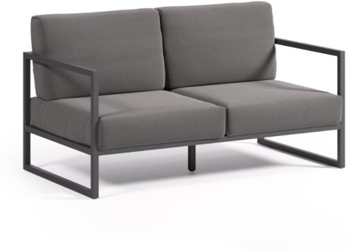 På billedet ser du variationen Comova, Udendørs 2-personers sofa, moderne, nordisk, metal fra brandet Laforma i en størrelse H: 85 cm. x B: 152 cm. x L: 85 cm. i farven Sort